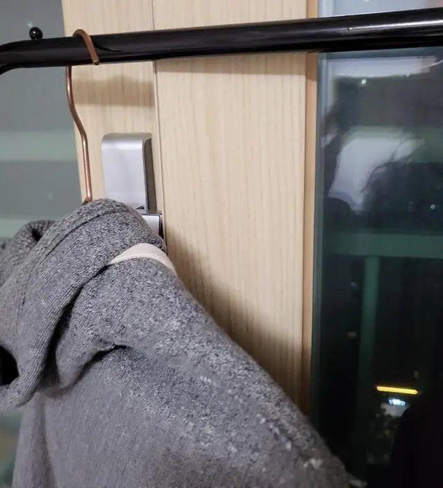 [네이버브랜드스토어 리뷰] 저렴하게 구매했습니다. 옷 걸어봤는데 튼튼해요 앞으로도 세일 많이 해주세요! 자주 구