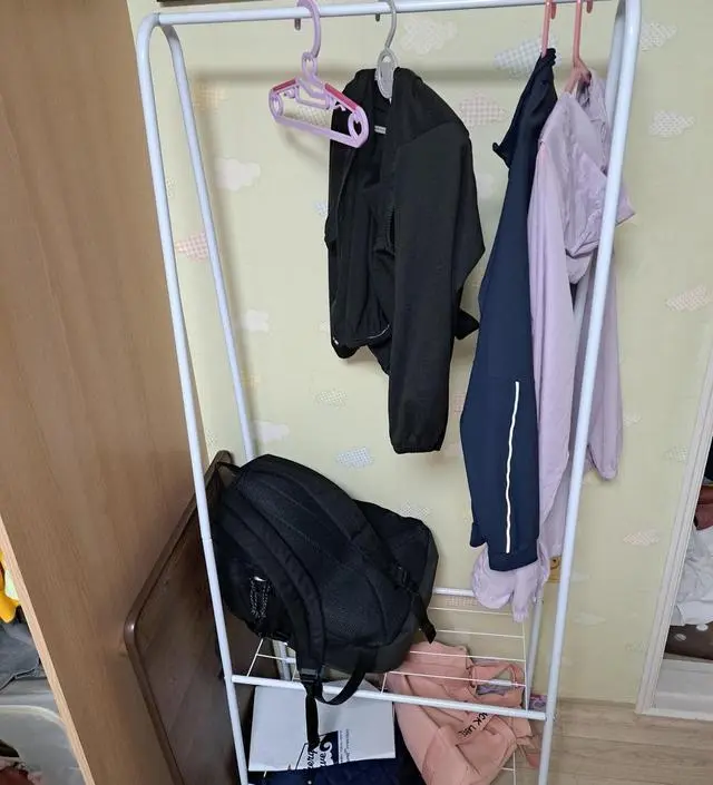 [네이버브랜드스토어 리뷰] 리뷰가 걱정되는 부분도 있어서 긴가민가 했는데 잘산것 같아요 생각보다 견고하고 좋아