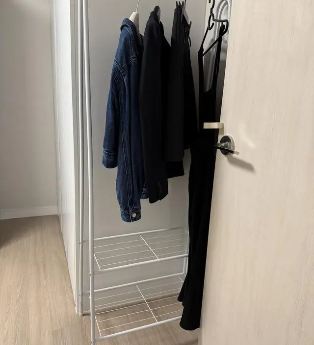 [네이버브랜드스토어 리뷰] 붙박이장과 문 사이에 공간이 있는데 거기에 입던 옷 걸어두면 좋겠다는 생각이 들어 폭