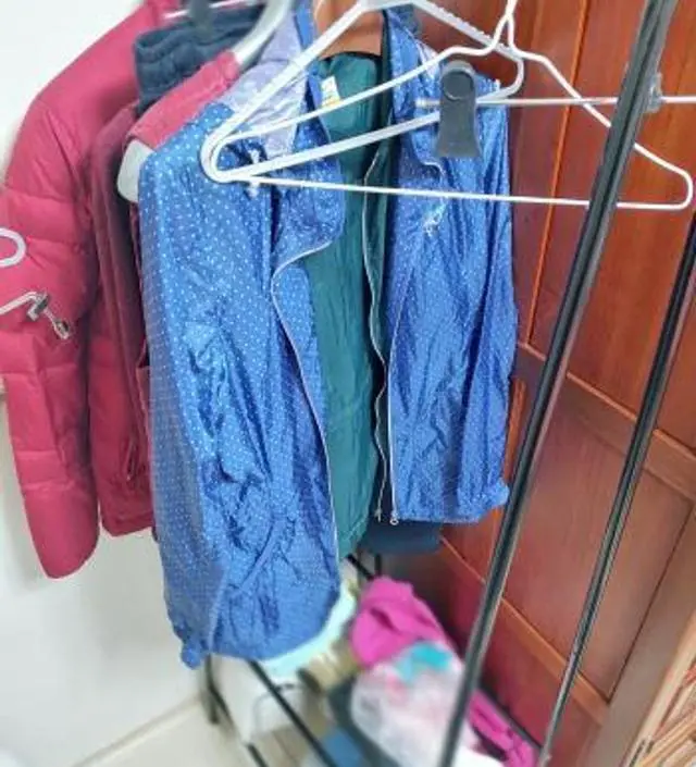 [네이버브랜드스토어 리뷰] 방문과 장사이에 있는 협소한 공간을 활용할 수 있는 행거를 찾다가 구매했어요. 딱 좋