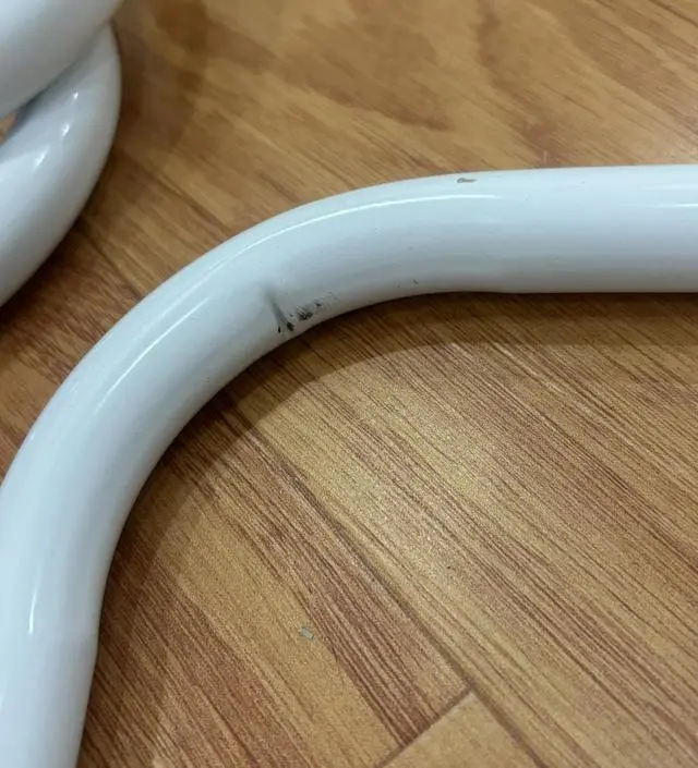 [네이버브랜드스토어 리뷰] 기스 나 있는 부분들이 많았지만 반품하기 귀찮아서 그냥 사용했어요..생각보다 견고하