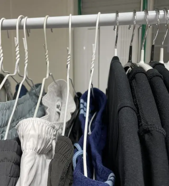 [네이버브랜드스토어 리뷰] 조금 흔들리지만 옷 충분히 걸 만큼 커요! 좋은 가격이에요! 조립도 너무 간단합니다~