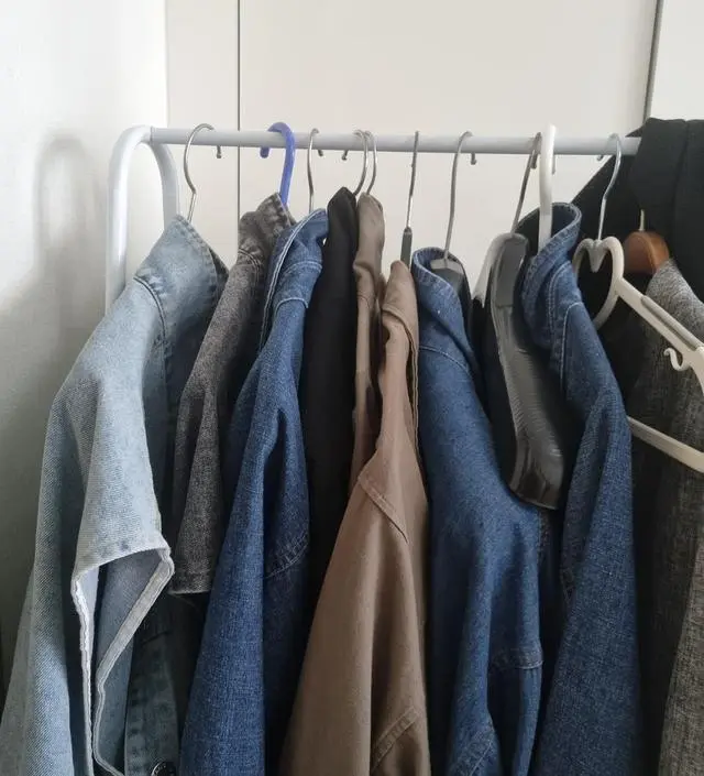 [네이버브랜드스토어 리뷰] 기존에 있던 옷걸이가 흔들려서 버리고 새로 주문한건데 처음에는 약한가 싶었는데 옷을