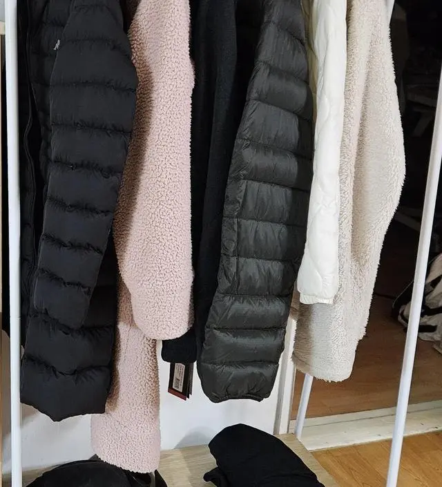 [네이버브랜드스토어 리뷰] 옷도 은근히  많이 걸리고  좁은공간  활용하기 좋네요~~