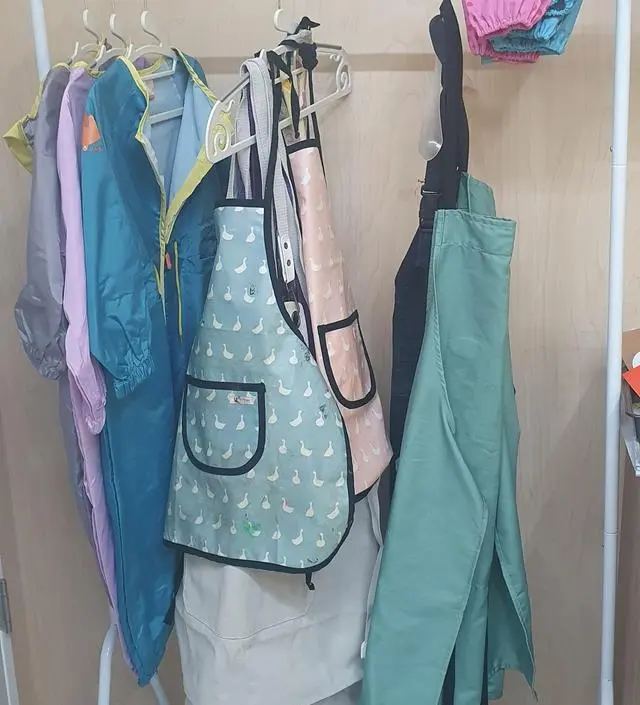 [네이버브랜드스토어 리뷰] 미술활동 후 앞치마를 걸거나 상의를 걸어놓으려고 구입했는데 조립도 쉽고 폭도 생각보