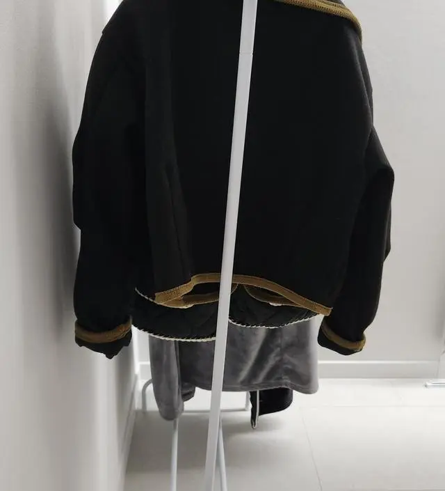 [네이버브랜드스토어 리뷰] 디자인은 깔끔하고 좋아요. 기둥 밑 부분이 흔들거리고 한쪽으로 기울어서 조금 아쉬운