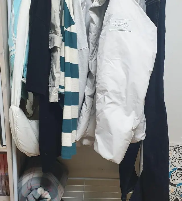 [네이버브랜드스토어 리뷰] 생각보다 옷이 많이 걸립니다. 간편한 외출복 걸기에도 좋습니다. 크기가 작고 앞으로 