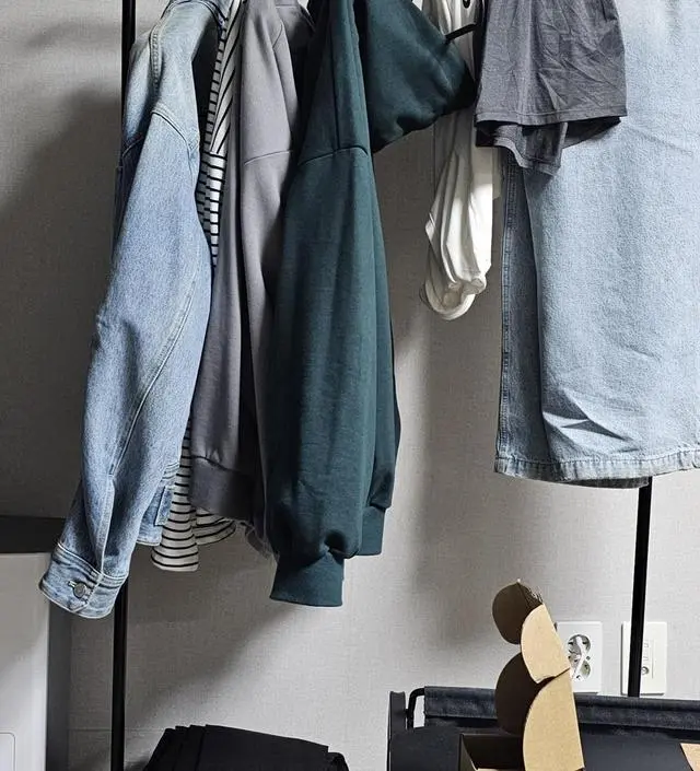 [네이버브랜드스토어 리뷰] 행거치고 이뿌게생겼고 가격도 좋습니다. 자취방 컨셉이 가구는 블랙이라 전부 블랙으로