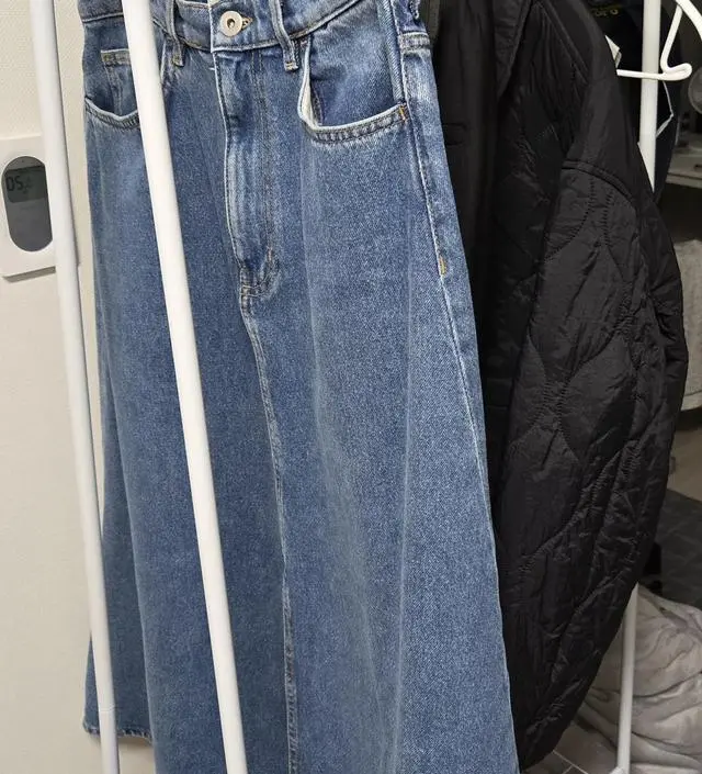 [네이버브랜드스토어 리뷰] 가격 생각하면 만족도 50개를 줘도 모자라다 생각합니다. 한번 입은옷들 거는데 쓰고있