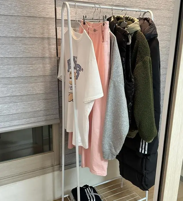 [네이버브랜드스토어 리뷰] 옷장이 작아서 헹거 하나 필요하다 싶었는데 저렴한 가격에 잘샀어요! 조립도 너무 간단