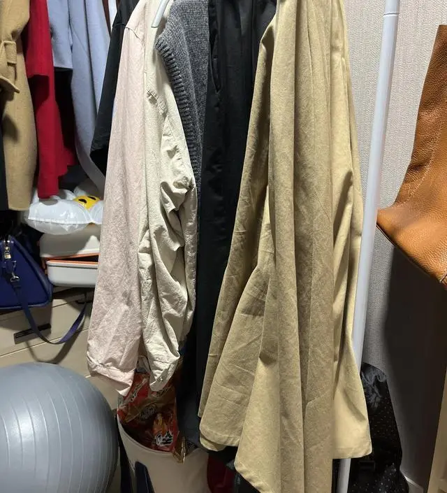 [네이버브랜드스토어 리뷰] 아래에 가방같은거도 거치 할수있고 자리도 덜 차지해서 좋아요