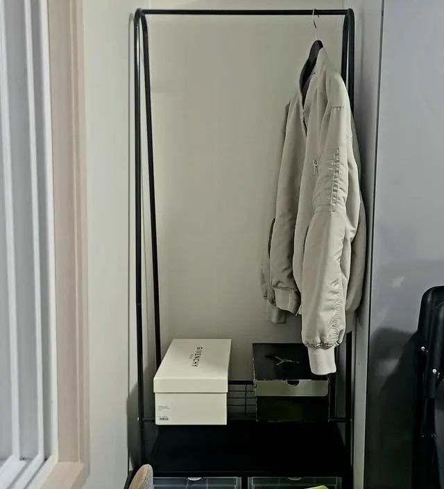 [네이버브랜드스토어 리뷰] 튼튼하진 않지만 원하던 사이즈에 가볍고 설치도 쉽네요. 애초에 외출복만 간단히 걸꺼