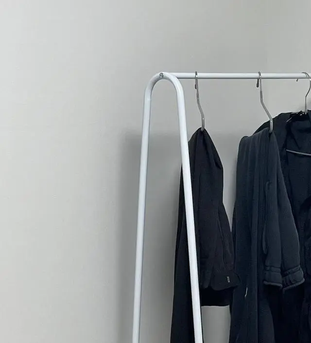 [네이버브랜드스토어 리뷰] 행거가 필요해서 샀는데 디자인도 깔끔하고 좋아요