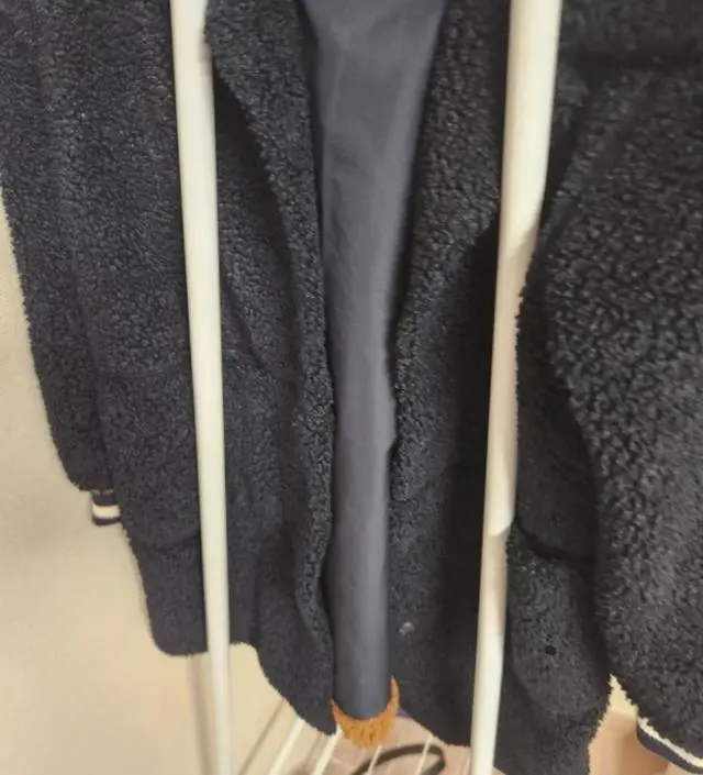 [네이버브랜드스토어 리뷰] 잘쓰고 있습니다. 아래쪽으로는 가방을 수납했습니다.