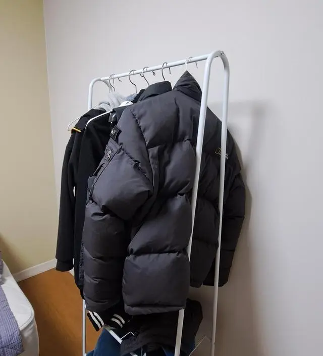 [네이버브랜드스토어 리뷰] 아이방 외투 거는용으로 구매했어요. 초등 아들이 직접조립할만큼 쉬웠구요. 좁은공간에
