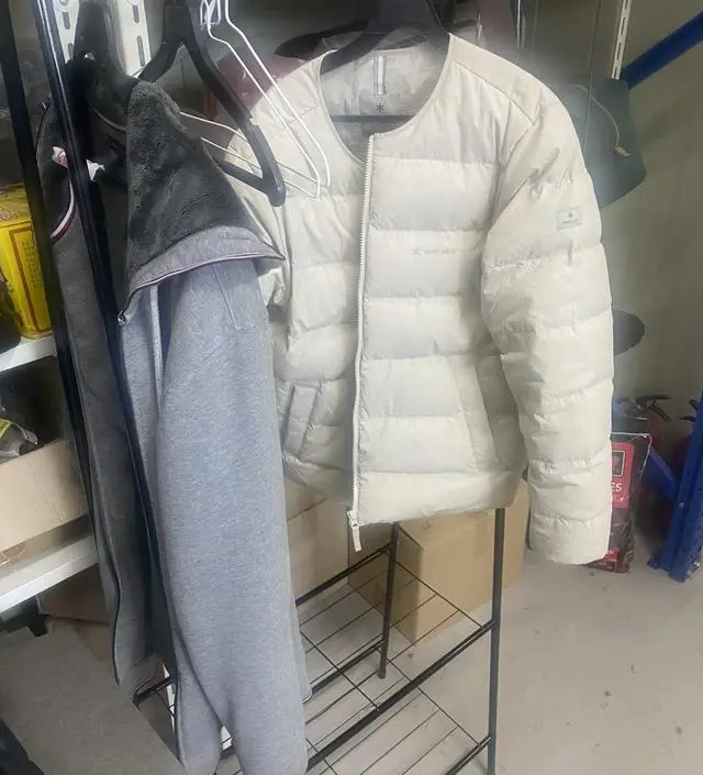 [네이버브랜드스토어 리뷰] 밑에 거치도 있고 좋습니다. 살짝 아쉽다면 견고함이 떨어진다는 점..그외에는 가격도 