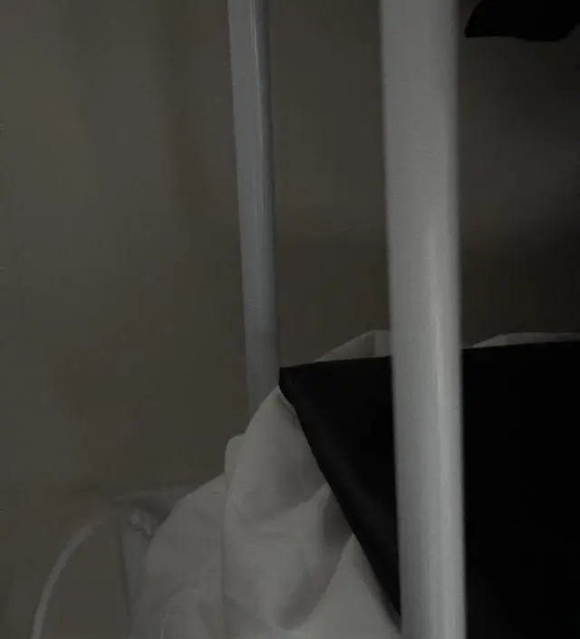 [네이버브랜드스토어 리뷰] 무거운 코트 걸이용으로 샀는데 3벌까지는 잘 버팁니다. 다만 프레임이 두껍지 않아서 