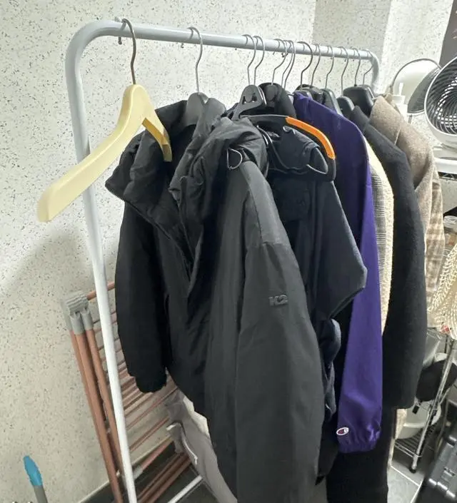 [네이버브랜드스토어 리뷰] 옷을 많이 걸면 약해서 부러질 것 같은 불안함이 있지만 좁은 공간에서 쓰기 좋아요. 딱