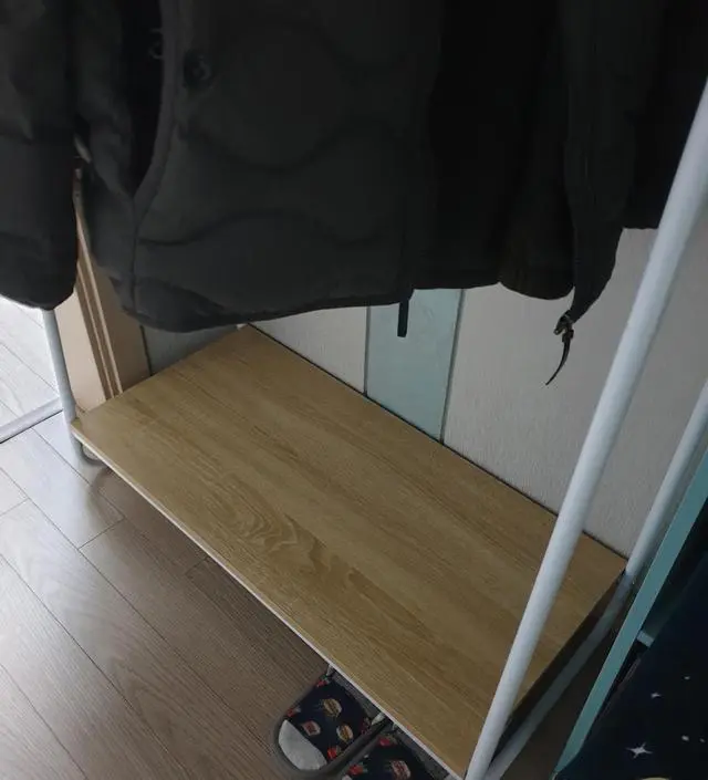 [네이버브랜드스토어 리뷰] 쪽 공간에 딱 들어 맞아 아들놈과 제 외투를 걸어놓기에 딱 좋네요~^^