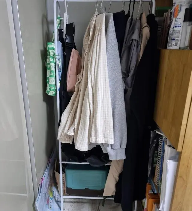 [네이버브랜드스토어 리뷰] 주렁주렁 옷 걸어놨는데 무너지지않고 잘 쓰고 있어요