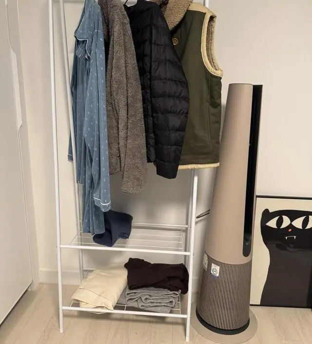 [네이버브랜드스토어 리뷰] 붙박이장이 있지만 잠옷이나 입엇던올 2~3벌 정리할 행거가 필요해서 구매했는데 아주 