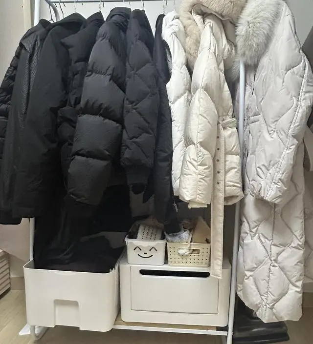 [네이버브랜드스토어 리뷰] 겨울에 자주 입는 패딩들 걸어놓으려고 샀어요~ 조립하는데 결합 부분 구멍이 딱 맡지않