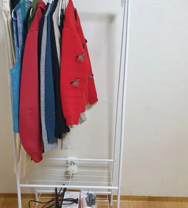 [네이버브랜드스토어 리뷰] 작은 헹거를원해서  인터넷으로 다뒤져서  찾아냈네요  바퀴있는것은 흔들거려서  바퀴