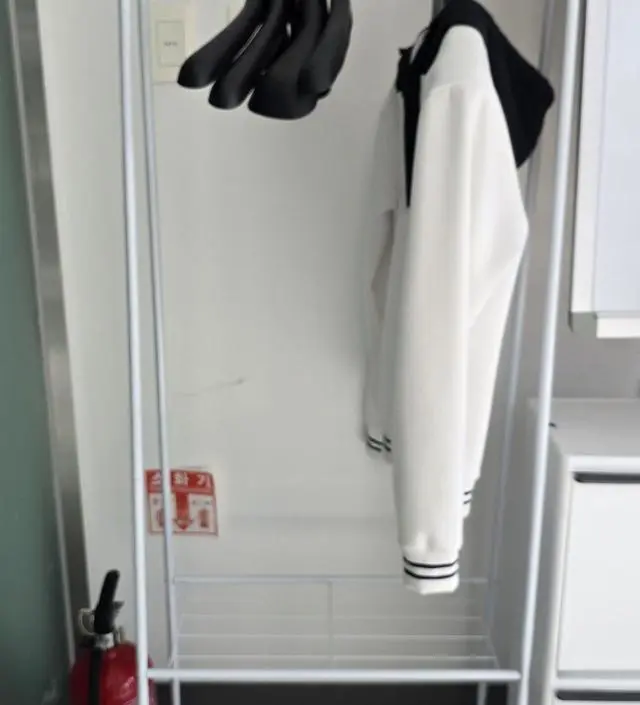 [네이버브랜드스토어 리뷰] 사무실에서 사용하고 있으며, 겨울철이라 반코트 및 롱코트로 인해 2단 수납장 중 위에