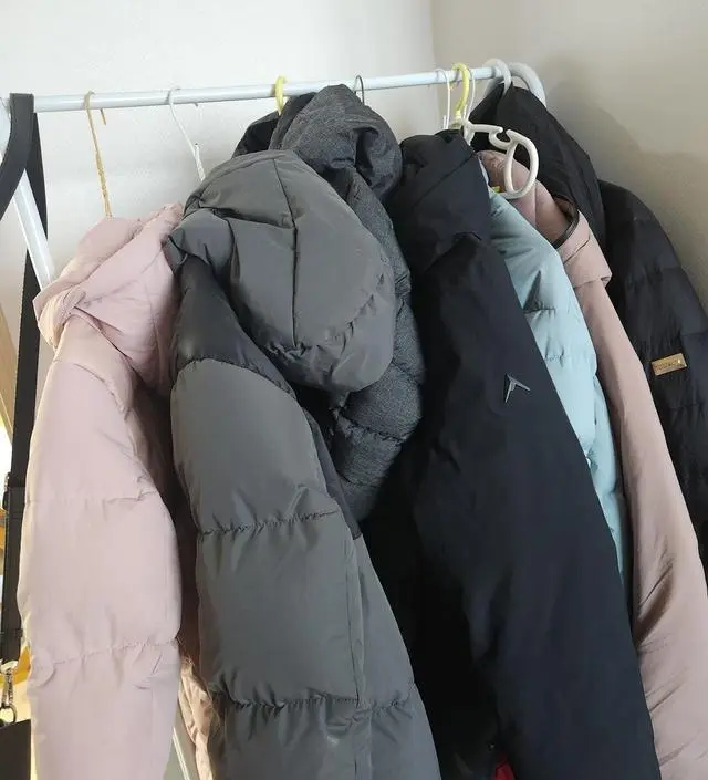 [네이버브랜드스토어 리뷰] 작은 옷걸이가 필요해서 샀어요, 검수좀 꼼꼼히 해주세요..제품은 좋습니다.