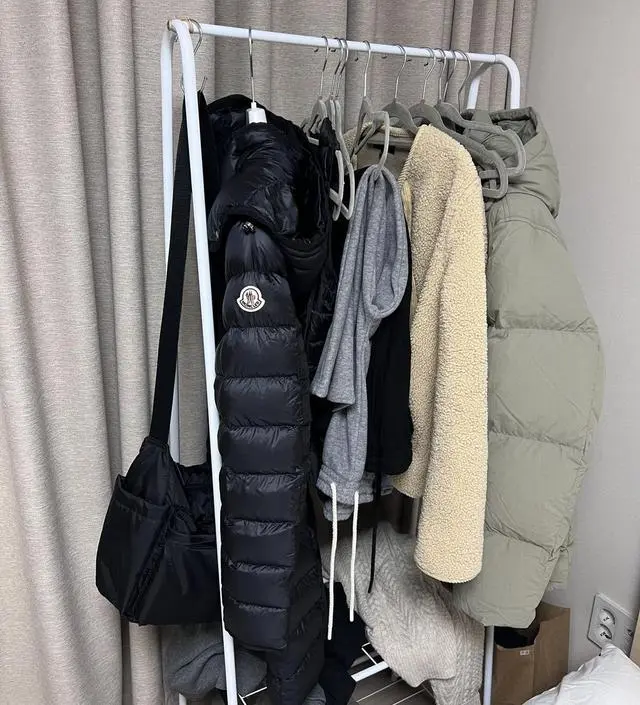 [네이버브랜드스토어 리뷰] 틈새공간에 놓을 행거가 필요했는데 만족합니다. 사이즈를 제대로 안보고 샀는데 더 긴