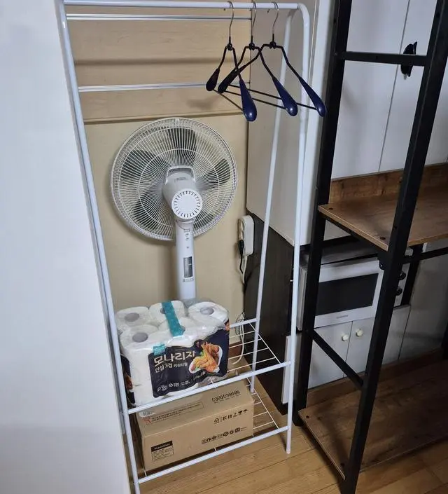 [네이버브랜드스토어 리뷰] 가볍고 간편해서 좋아요.외출용 옷을 걸려고 현관 앞에.만족합니다.