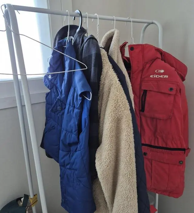 [네이버브랜드스토어 리뷰] 아직 두꺼운 외투를 많이 걸진 않았지만 아이가 스스로 정리할 수 있으니 편해요.