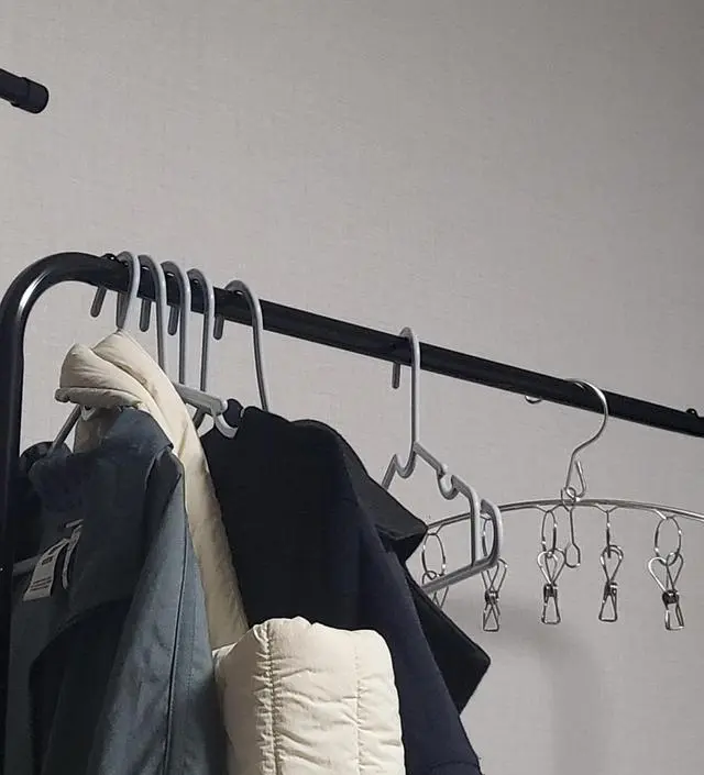 [네이버브랜드스토어 리뷰] 바네스데코 틈새 심플 1단 행거 철제 스탠드 옷걸이는 슬림한 디자인과 견고한 구조로 