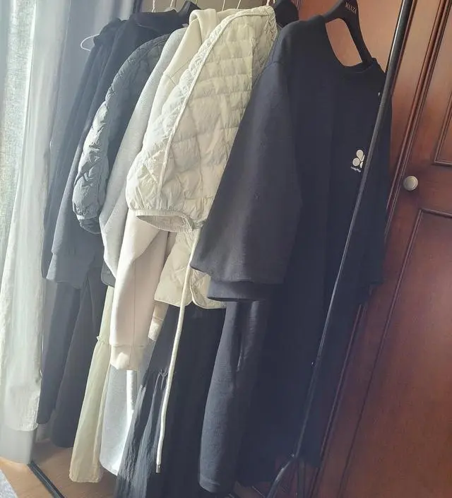 [네이버브랜드스토어 리뷰] 제가 원피스가 많아서 따로 정리하려고 구입했는데 공간차지는 좁지만 수납력이 좋아 아