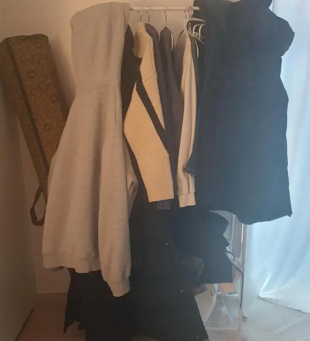 [네이버브랜드스토어 리뷰] 집평수가 작아서 큰 행거말고 작은거로 찾다가 사봤는데 조그만한 데도 아주 튼튼해요 