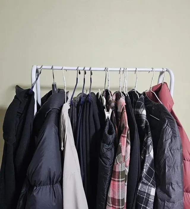 [네이버브랜드스토어 리뷰] 옷이 꽤 걸리긴하는데 역시나 전반적으로 공간이 부족하긴해요. 더 큰걸 살걸 약간 후회