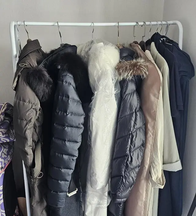 [네이버브랜드스토어 리뷰] 행거가 부족해서 작은 방에 놓으려고 시켰는데 생각보다 조립도 간단했고 긴 옷 간단하