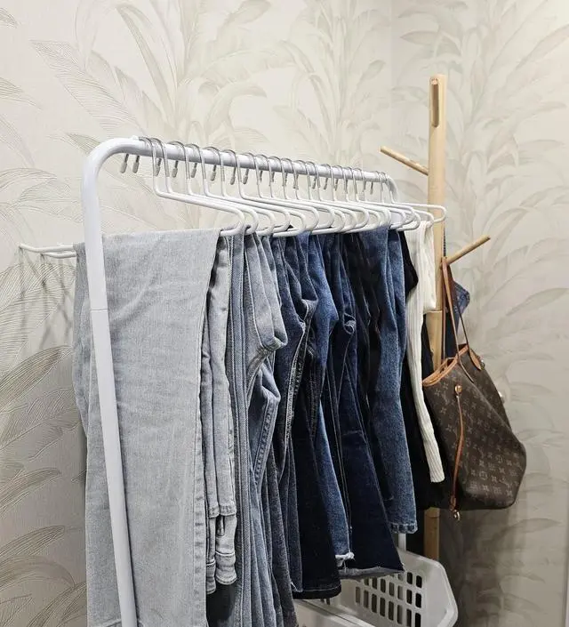 [네이버브랜드스토어 리뷰] 배송도 빨랐고 저렴하지만 튼튼해요 청바지 무게가 꽤 나가는데 잘견뎌요 다이소에서 슬