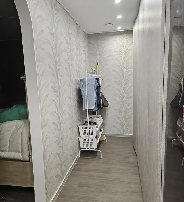 [네이버브랜드스토어 리뷰] 배송도 빨랐고 저렴하지만 튼튼해요 청바지 무게가 꽤 나가는데 잘견뎌요 다이소에서 슬