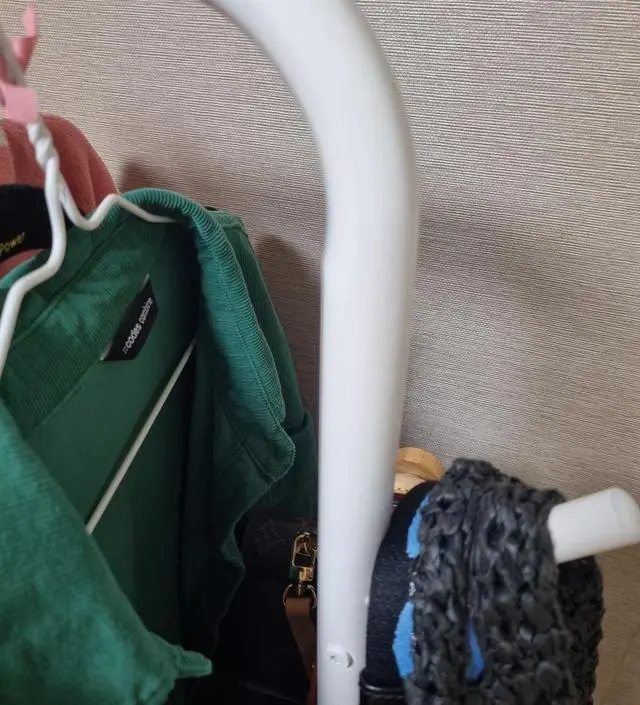 [네이버브랜드스토어 리뷰] 가성비가좋아요 공간 활용딱이고 다음날.입고 갈.옷걸어두고 잠옷걸오두고 옆에 고리도