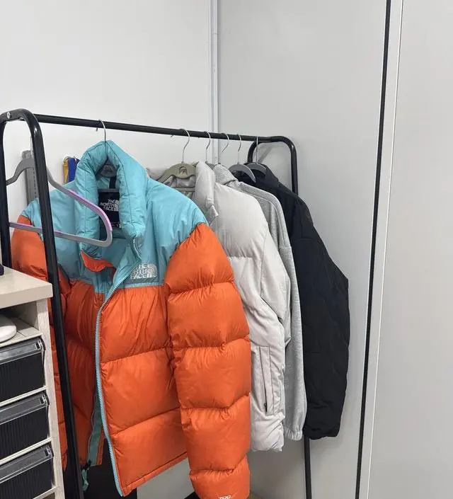 [네이버브랜드스토어 리뷰] 배송도 빠르고 생각보다 옷도 많이 걸려요.