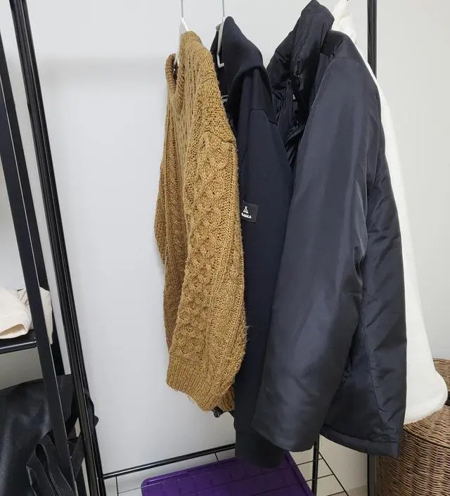 [네이버브랜드스토어 리뷰] 생각보다 가벼워서 여러벌 걸어두는게 안정적이네요 외투걸이로 잘쓰고 있어요