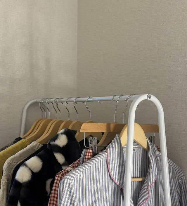 [네이버브랜드스토어 리뷰] 안마의자방 구석탱이에 놓을 행거가 필요했는데 사이즈 알맞고 좋아요