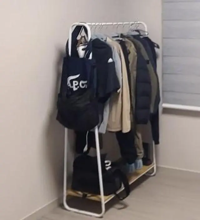 [네이버브랜드스토어 리뷰] 옷장에 들어가지 않아도 될것들만 간편하게 걸수 있어서 좋네요.