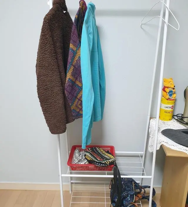 [네이버브랜드스토어 리뷰] 작지만 작은 방에 놓기 좋아 더 좋습니다. 아래 수납함 놓을 수 있어 편리합니다.