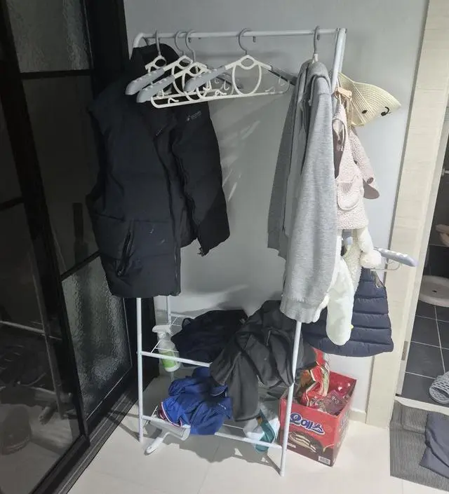 [네이버브랜드스토어 리뷰] 기다란 행거는 넘어질까 불안하고 옷은 걸어야겠고..견고하진 않지만 가격대비 저렴하고