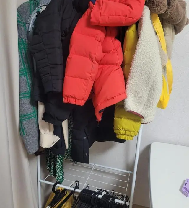 [네이버브랜드스토어 리뷰] 잘 쓰고있어서 하나 더 구입한거예요 생각보다 수납공간이 잘 되어있네요. 아래쪽 선반