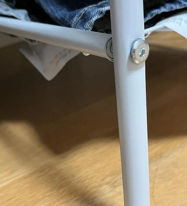 [네이버브랜드스토어 리뷰] 겨울 패딩 두개는 항상 기본에 후리스 등 외투도 걸어두는데 생각보다 잘 버티고 있어요