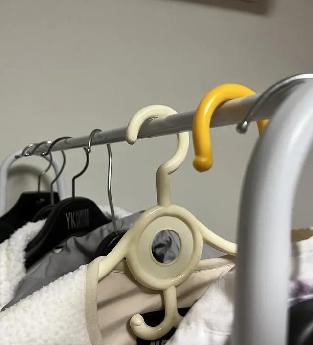 [네이버브랜드스토어 리뷰] 겨울 패딩 두개는 항상 기본에 후리스 등 외투도 걸어두는데 생각보다 잘 버티고 있어요