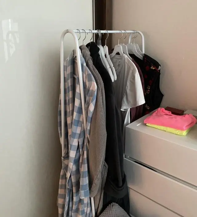 [네이버브랜드스토어 리뷰] 사이즈 딱 맞아요. 가볍고 좋습니다. 견고하고 튼튼하지는 않아요. 깔끔하고 심플합니다